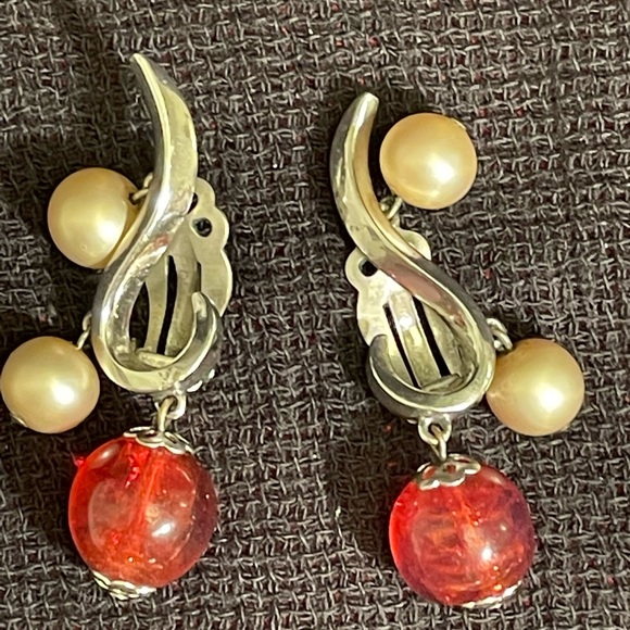 Schiaparelli SIGNED VTG. clip earrings rhodium plated, pearls & amber drop beads - Picture 9 of 13